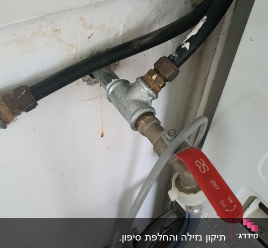 צינור מים עם ברז אדום ומחברים